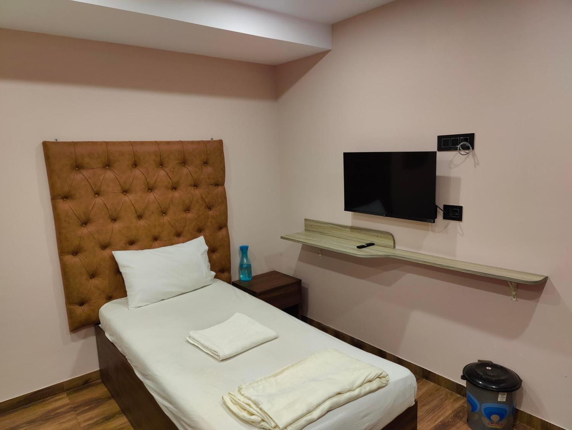 מומביי Hotel Garden View Inn - Near Nesco מראה חיצוני תמונה
